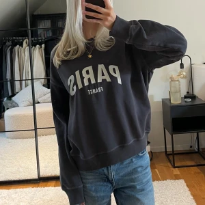 Mörkgrå sweatshirt - Mörkgrå sweatshirt med text från h&m! Knappt använd 💕