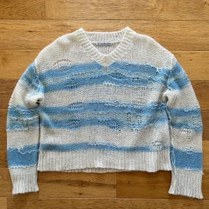 Stickad tröja från Acne Studios - Säljer en stickad tröja från Acne Studios, Storlek L enligt lappen men passar storlek M-L dam eller ungefär storlek S herr. Endast använd enstaka gånger. Skriv gärna för fler bilder eller vid eventuella frågor!