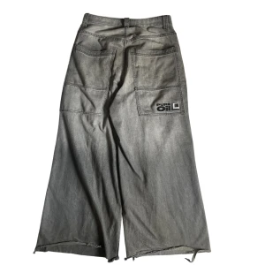 Jnco typ Bershka jeans - Tvärfeta jnco type jeans från bershka med svin stora fickor, Har en del heelbyte men de just add to the drip, lila prick på i ena framfickan men de synns inte. Midja: 40cm. Längd: 107cm. Benöppning: 36cm. 🔥🙌