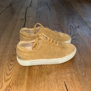 Beige sneakers från Axel Arigato - Beigea i mocka från Axel Arigato. Snygga och perfekta  vårskon men jag använder inte längre! Köpta för 2200 