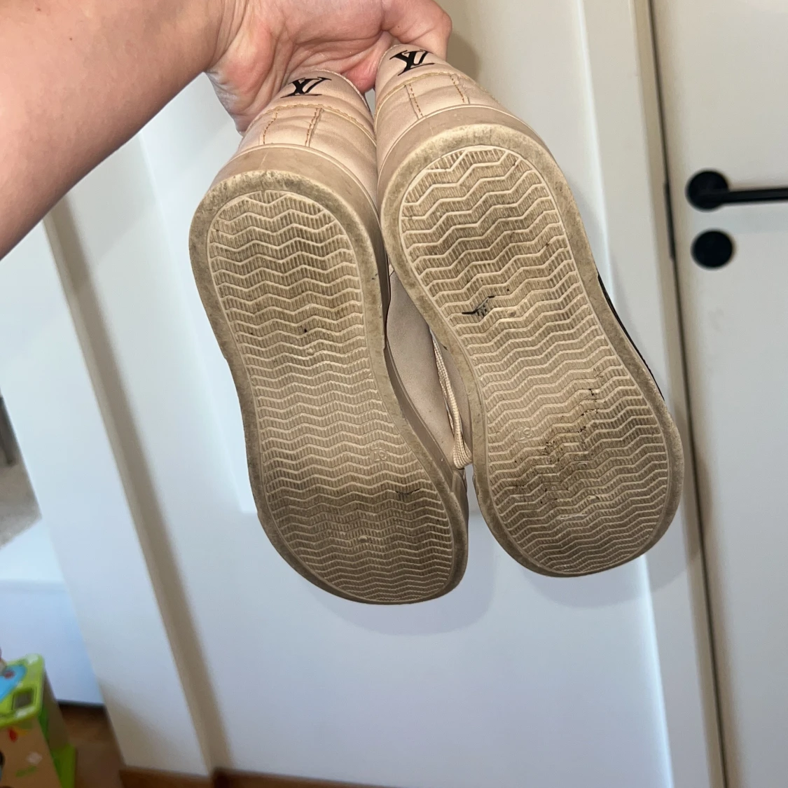 Créme vita  sneakers med detaljer - 1