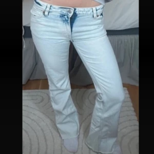 Ljusblå bootcut jeans!  - jättefina ljusblå bootcut jeans från monki! köpta på plick men oanvända! storlek24/32! skriv vid fler frågor!!