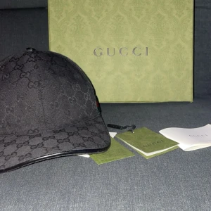 Svart keps från Gucci - Säljer en äkta Gucci gg keps, köpt från FARFETCH skickad från Gucci, har kvar alla mails och betalningar, pris kan diskuteras vid snabb affär 👌🏾(Ny pris 5400kr)