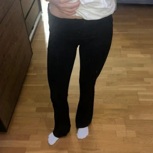 Svarta yoga pants från lager157 - Snygga svarta yoga pants från 157 i en tight passform. Perfekta för en stilren look. Byxorna är i storlek XXS och har en klassisk design som passar till många olika outfits. Byxorna är helt nya och endast testade då jag tyckte dom var lite stora på mig.