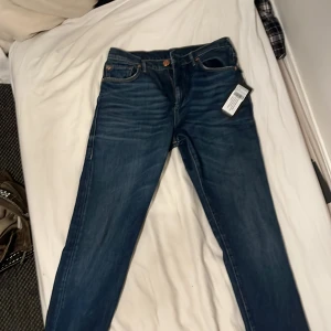 Blå jeans från True Religion med orginal tag - Y2k blå jeans från True Religion med lite låg midja för min smak därför aldrig använda. straight passform. Perfekta jeans för en grischare i sommar 
