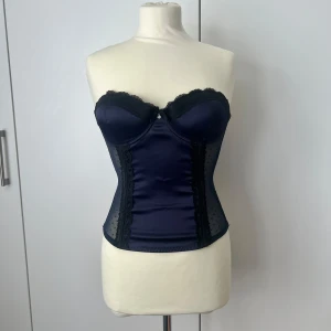 Formande korsett med meshdetaljer - Vintageinspirerande marinblå korsett med mesh. Storlek 70C