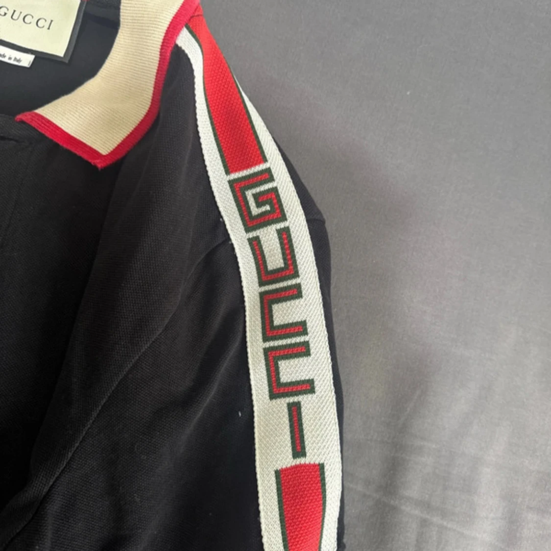 Svart pikétröja från Gucci med röd/vit detalj - 2