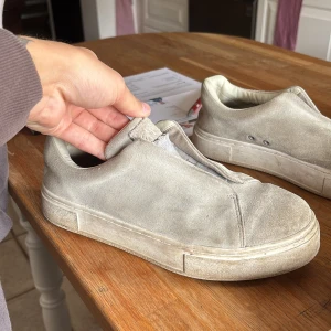 Eytys  - Eytys sneakers, använda en del men har massa liv kvar och efter en putts är dem som nya igen super sköna skora som passar till allt i size 42, säljer billigt så först till kvarn:)