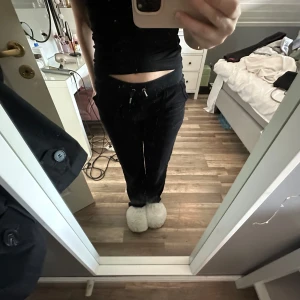 Juicy couture mjukisbyxor  - Juicy couture mjukisbyxor. Fortfarande väldigt sköna i material inne och utan på!!