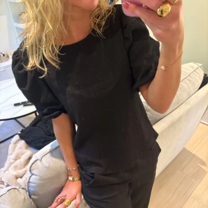 Svart blus med puffärmar - Säljer en svart blus med trendiga puffärmar och rund halsringning. Från Missay i göteborg!!💕