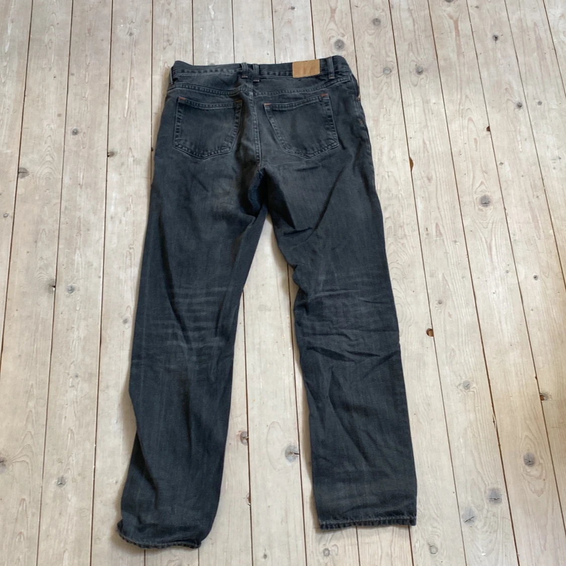 Svarta Barrel jeans från Weekday - 1