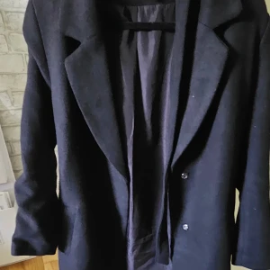 Kläd paket, Jackor 1 tröja - Säljer kläder paket stl L , i mycket fint skick , 1 Rock svart från Hm i stl L , en demin Jacka i vit färg stl 38 , och en ny tröja från cubus stl L , allt är i väldigt bra skick 