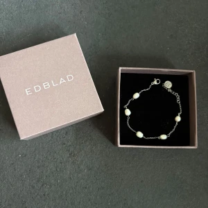 Silverarmband med pärlor från Edblad - Stilrent armband från Edblad som heter ”Perla Bracelet Multi Steel”. Armbandet har en liten rund Edblad-tag vid låset. Perfekt för dig som gillar en clean och elegant look.💖💖💖