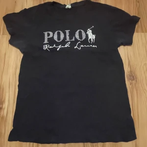 Ralph lauren t-shirt  - Säljer en riktigt snygg T-shirt från polo Ralph lauren. Den är ganska använd men har mycket liv kvar. Tveka inte att höra av dig vid frågor 📩