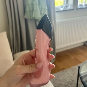 Good Girl Blush parfym från Carolina Herrera - Säljer en Good Girl Blush parfym från Carolina Herrera. Den är i 50ml och använd ett fåtal gånger, man kan inte set hur mycket som är kvar men skulle gissa på 45ml.