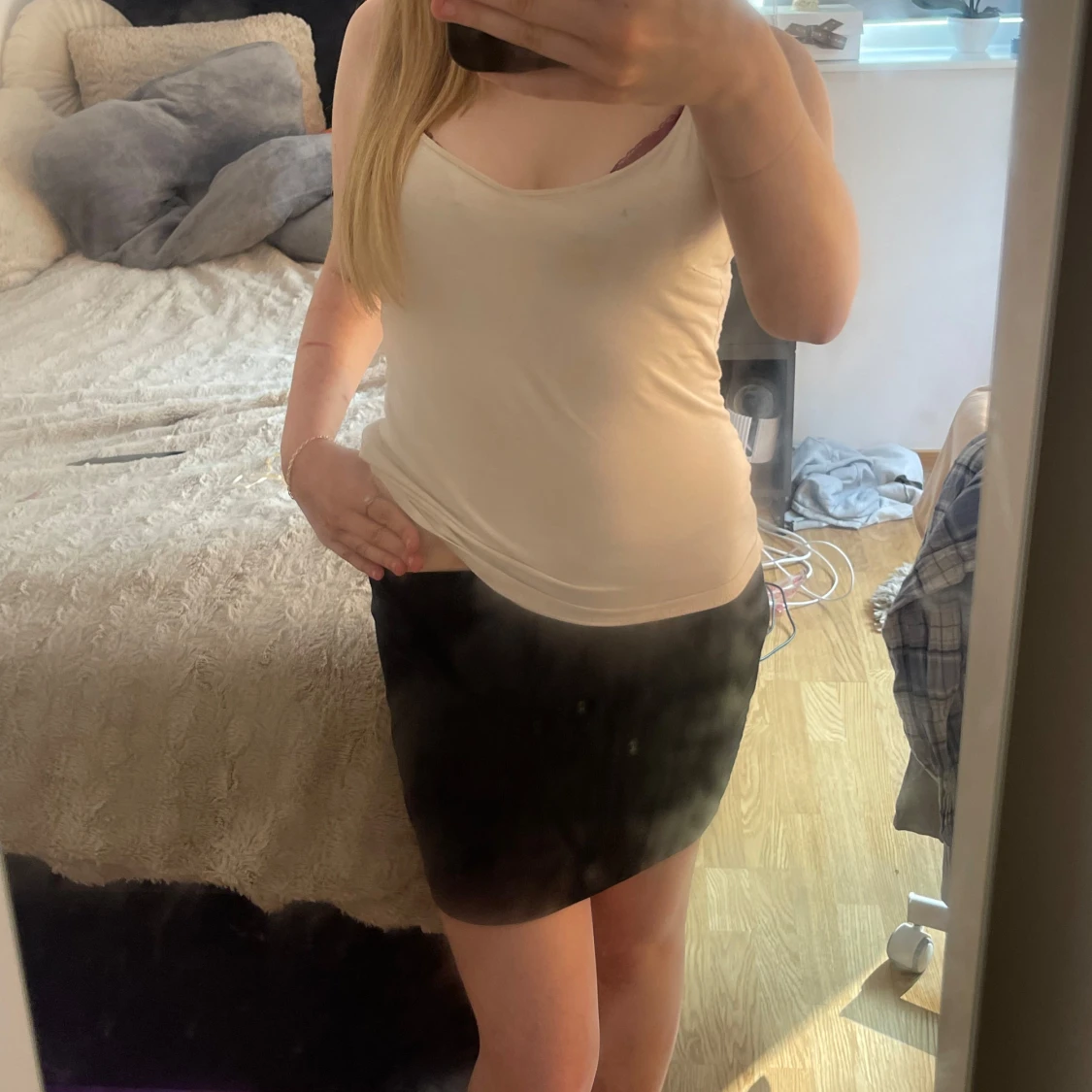 Svart manchesterkjol från Amisu