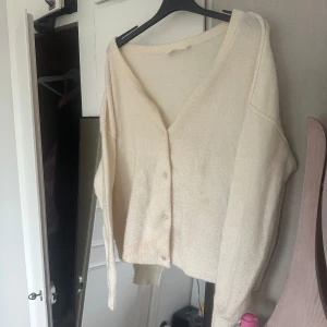 Gräddvit kofta🤍 - Säljer en jätte fin gräddvit kofta från &other stories i bra skick! Skrv vid funderingar eller intresse❤️