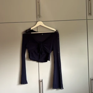 Svart croppad topp med knyt  - Snygg svart croppad topp från Shein, perfekt för att skapa en cool och trendig look, Passar dig som gillar att sticka ut med detaljer och vill ha en topp som känns både luftig och edgy.❣️❣️ Strl M!!❣️❣️