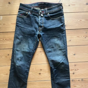 Jacob cohen 688 - Riktigt snygga Jacob Cohen jeans med röda snygga detaljer. Väldigt bra skick, dock så är det en liten flaw som syns på sista bilden. Storlek W30. Vid funderingar tveka inte att skriva. Priset är inte fast, så skicka gärna prisförslag!