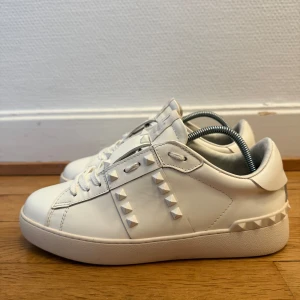 Valentino rockstud sneakers - Säljer nu dessa fina valentino rockstud skor | Storkek 39 | Super fint skick, Kommer även med kvitto som intygar äktheten | Hör gärna av er vid frågor eller funderingar 😊
