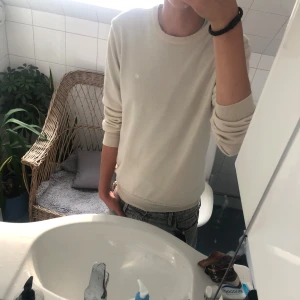J.lindeberg Beige Merino Tröja - Tjenare säljer en riktigt snygg 100% merinoulls tröja. Perfekt slimfit passform och passar till allt. Hör av er vid minsta fundering!