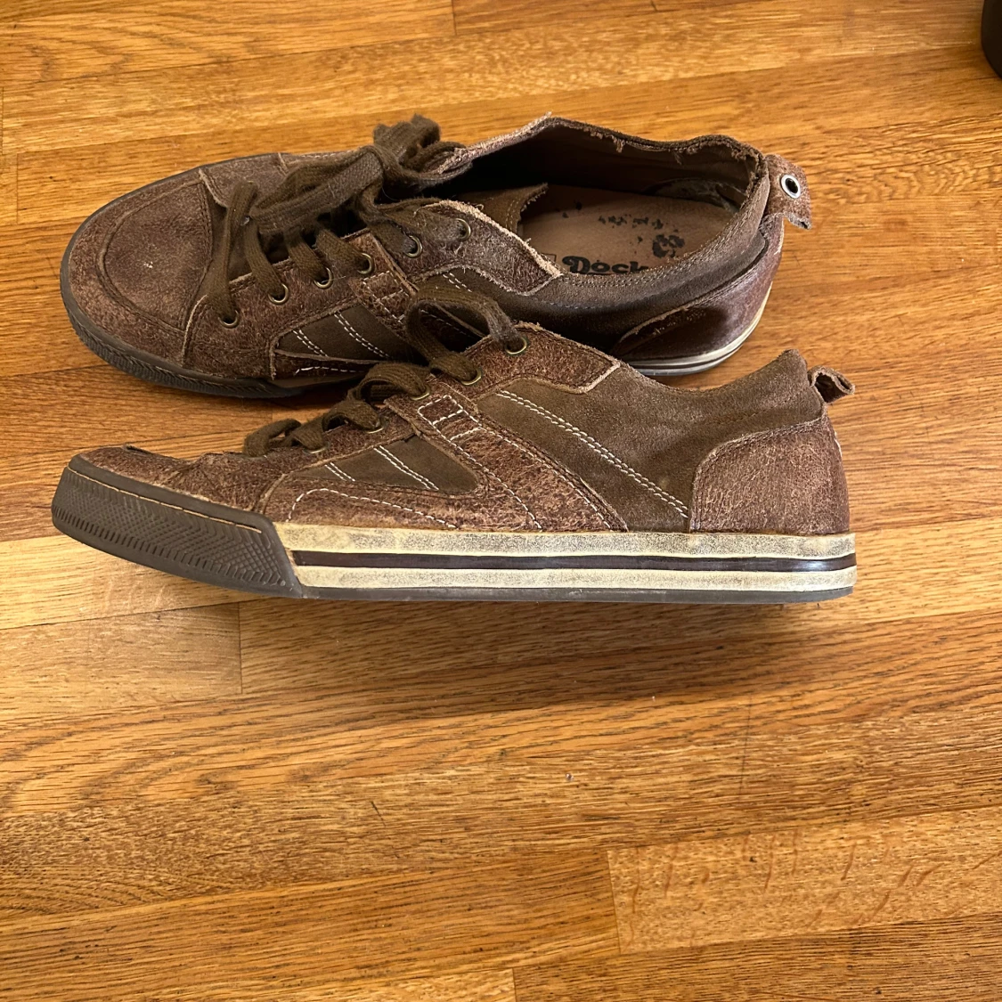 Bruna sneakers från Dockers i mocka och läder - 1