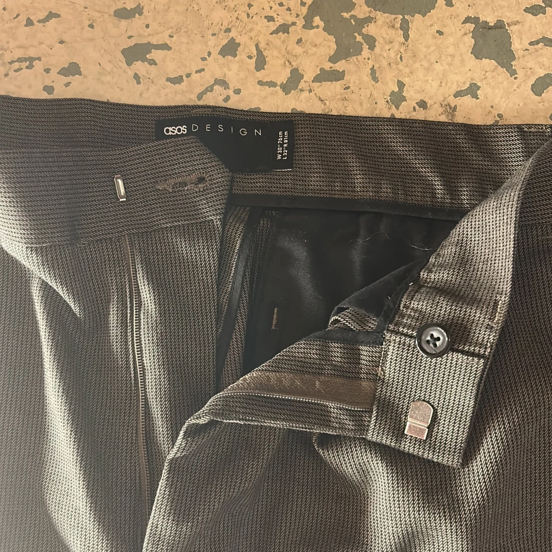 Grå kostymbyxor från ASOS Design - 4