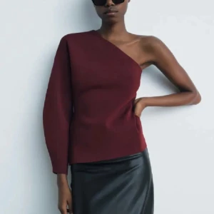 Vinröd oneshoulder topp - Köpt för några månader sen på Zara , använd en gång! Jättefin nu till sommaren