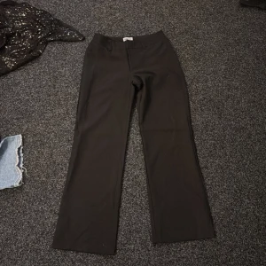 Svarta kostymbyxor  - Säljer dessa madlady kostymbyxor, aldrig använda så som nya. 