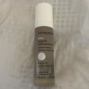 Living proof styling serum  - Säljer denna oljan för den inte passar man gör typ för jag har tunt hår. Köpte den för ca 400kr och det är typ 3/4 delar kvar❤️❤️