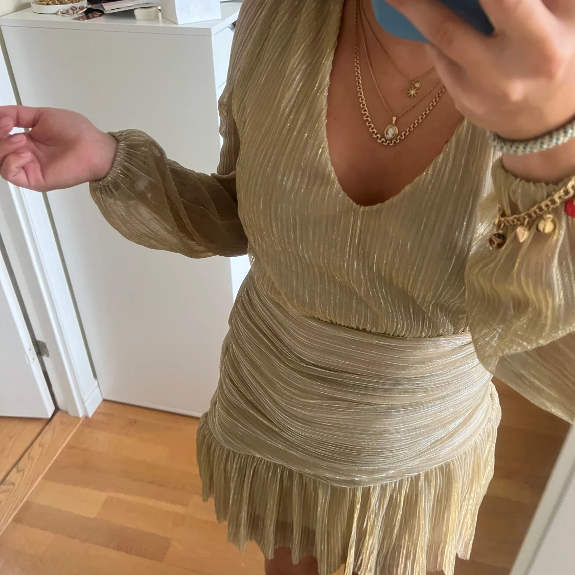 Kort volangklänning i guld - 2