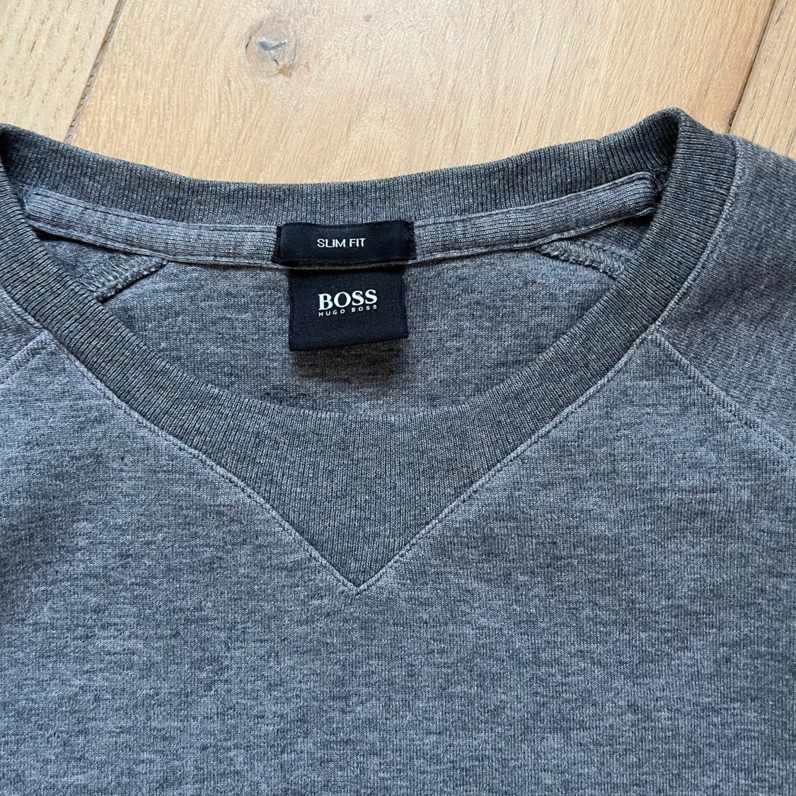 Grå slim fit tröja från Hugo Boss - 2