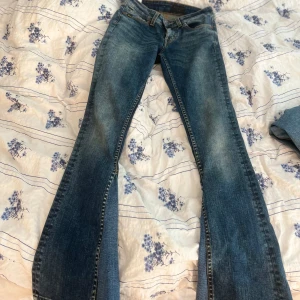 Blå bootcut jeans Kate 25/32 - Snygga blå bootcut jeans i modellen Kate, tillverkade i Italien. Omsydda till bootcut av mig. Säljs då de är för korta och försmå för mig💕
