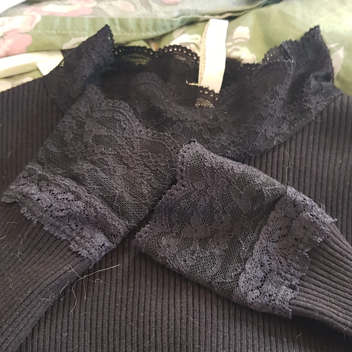 Svart ribbad tröja med spets POMPdeLUX - 3