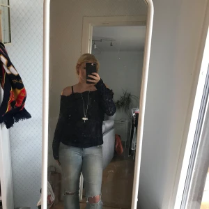 Mörkblå spetsblus offshoulder - Säljer en mörkblå blus i spets med offshoulder-modell. Blusen har långa ärmar och ett snyggt, transparent blommigt spetsmönster. Perfekt för dig som vill ha en trendig och feminin look med lite edge.