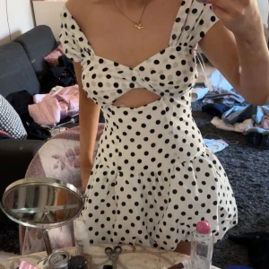 Prickig klänning - Prickig klänning, helt oanvänd. Jättefin till sommaren, säljer eftersom den inte passade!💕