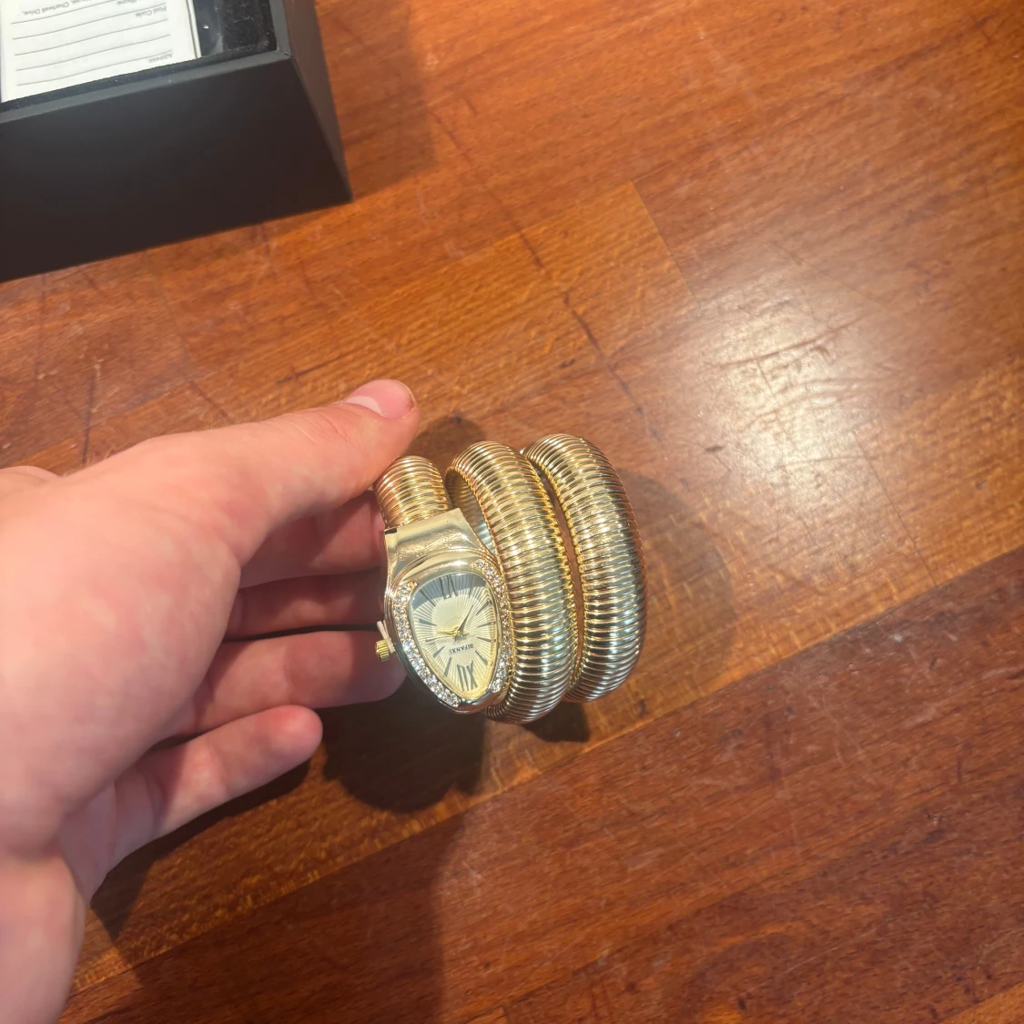 Guldig ormformad klocka  - 1