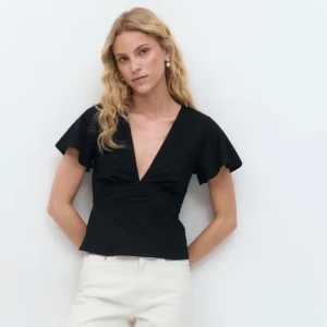 Topp - Fin sommartopp från Gina tricot! Endast använd en gång! Toppen är köpt för 279kr!