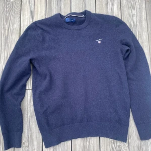 Mörkblå ulltröja från Gant - mörkblå stickad tröja från Gant i extrafine ull. Storlek är small men eftersom den krymt lite så är den perfekt för dig som har storlek XS. Passform är Slim fit. Pris kan såklart diskuteras🙂 