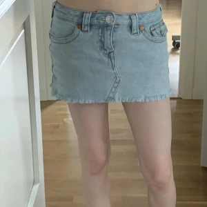 True Religion mini skirt  - Intressekoll på min fina true religion kjol i strl 23. Sååå fint skick, men tvättad ett par gånger så sömmarna längst ner är lite spretiga. Nypris 1100, säljer för 750, hör av dig vid frågor💕✨