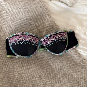 Victorias secret bikinitopp - Skitsnygg bikiniöverdel från Victorias secret💛 perfekt till svarta bikinitrosor