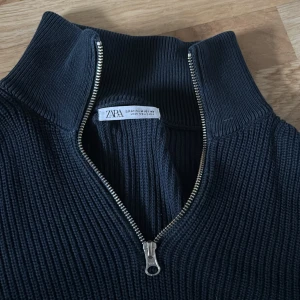 Marinblå half zip från Zara - Säljer nu denna half zip från Zara, den är helt oanvänd och säljs bara för 199kr🤩 Strolek M,  hör av er vid minsta fundering 💯