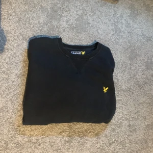 Svart sweatshirt från Lyle & Scott - Tjena! Säljer nu min feta Lyle scott tröja storlek är XS/S bra passform🔥 Pris kan sänkas vid snabb affär 