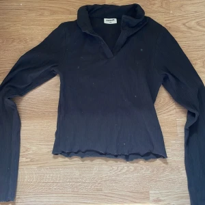 Svart långärmad tröja - Sitter som XS, Skriv vid funderingar❤️