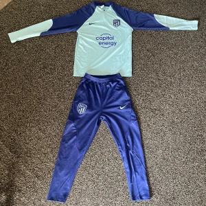 Atletico Madrid tracksuit - Säljer denna jävligt snygga atletico Madrid tracksuiten eftersom den ej kommer till användning. Skick 10/10 ej använd. Storlek L slim fit. Pris går att diskuteras 