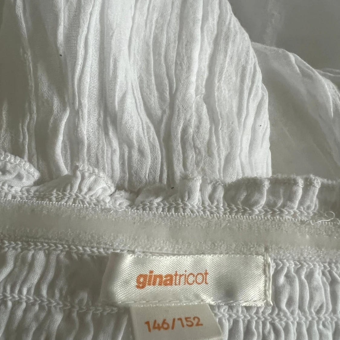 Vit topp med volanger från Gina Tricot - 2