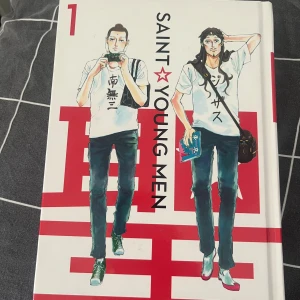 Saint Young Men - Följ Jesus och Buddha när de tar en paus från sina heliga uppdrag och försöker leva som vanliga unga vuxna i Tokyo! En humoristisk och lättsam manga fylld med roliga vardagsäventyr, popkultur och vänskap. Perfekt för dig som gillar smarta skämt och japansk kultur. Pris kan diskuteras!!!!!!