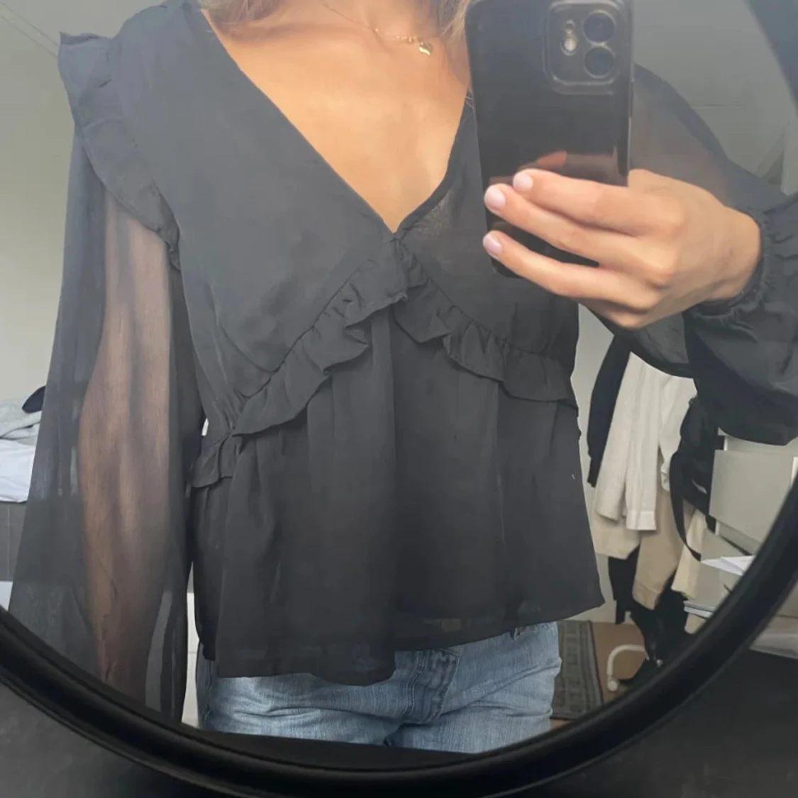 Svart blus med volang bikbok