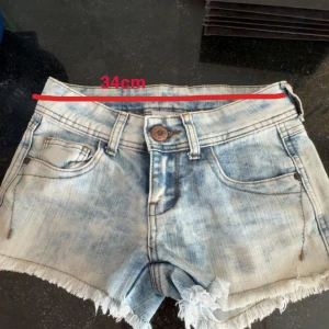 Lågmidjade Jeans Shorts - säljer ett par lågmidjade jeanshorts från rally weijl. tyvärr för små för mig. strl: xxs/32/4. pris kan diskuteras