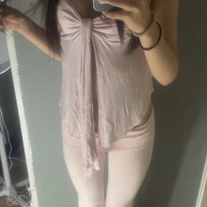 Ljusrosa linnetopp med rosett+ljusrosa tight rib knit pants - Supersöt ljusrosa linnetopp från Gina Tricot med smala axelband och stor rosettdetalj framtill. Toppen är ärmlös och har en flowy passform medans byxorna är lite tighare o flared nertill, man kan då göra de hur låga o höga man vill ha de. Man kan köpa dessa i set men även enskilt.         Båda: 200+frakt                                                                            Linnet: 90+frakt                                                                          Byxorna: 150+frakt